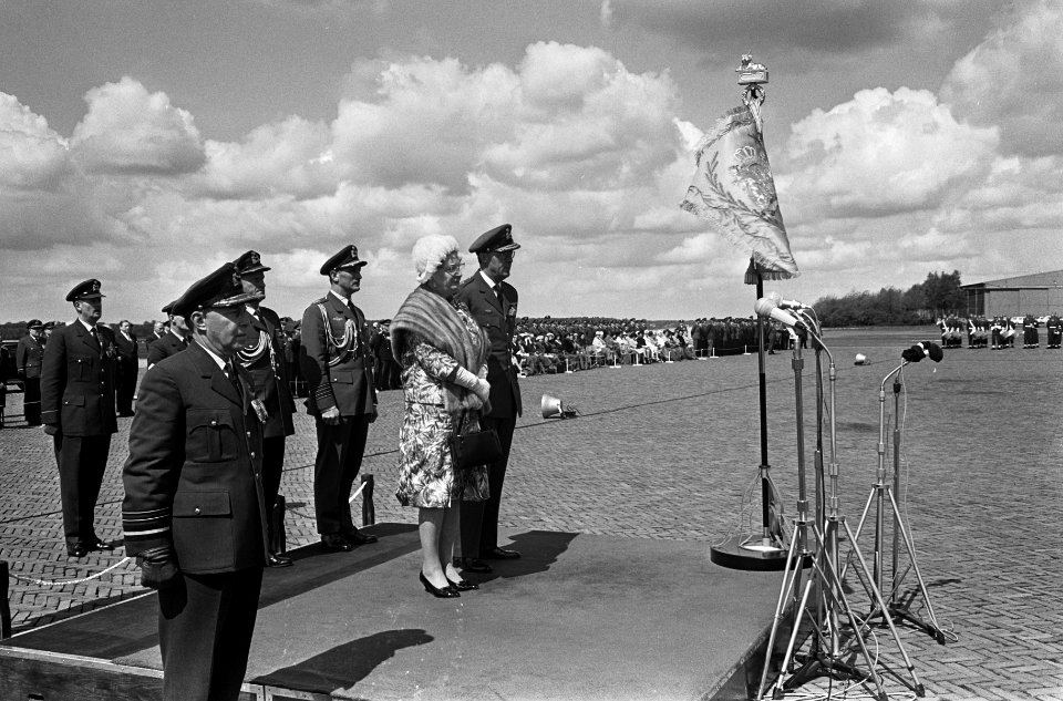 Koningin geeft vaandel aan Luchtmacht, overhandiging van vaandel, Bestanddeelnr 917-7920