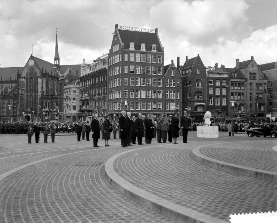 Koningin Juliana en prins Bernhard leggen een krans bij het Nationaal Monument o, Bestanddeelnr 910-3454