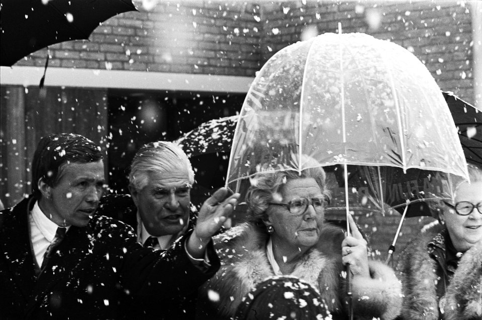 Koningin Juliana in de sneeuw met paraplu, Bestanddeelnr 929-6659