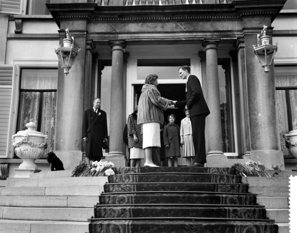 Koningin Juliana krijgt een cadeau aangeboden op het bordes van paleis Soestdijk, Bestanddeelnr 911-2018
