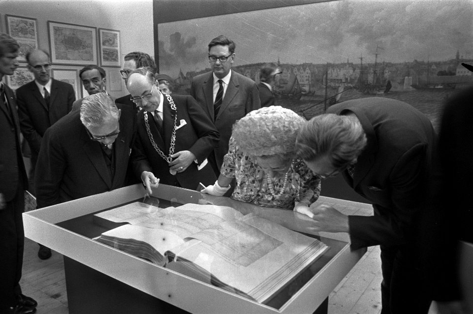 Koningin Juliana in Dordrecht i.v.m. de 400-ste herdenking van de eerste vrije S, Bestanddeelnr 925-6981
