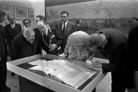 Koningin Juliana in Dordrecht i.v.m. de 400-ste herdenking van de eerste vrije S, Bestanddeelnr 925-6981