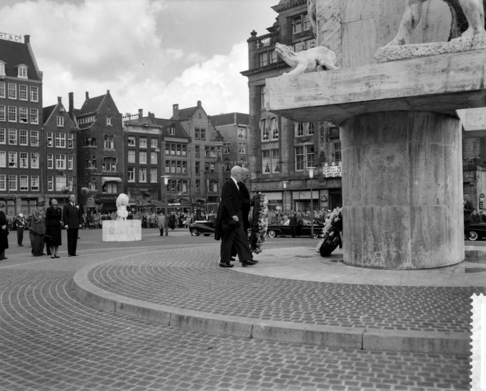 Koningin Juliana en prins Bernhard leggen een krans bij het Nationaal Monument o, Bestanddeelnr 910-3456