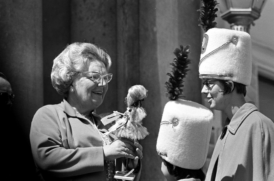 Koningin Juliana krijgt een pop aangeboden van meisjes van een drumband, Bestanddeelnr 919-0921