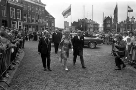 Koningin Juliana in Dordrecht i.v.m. de 400-ste herdenking van de eerste vrije S, Bestanddeelnr 925-6984