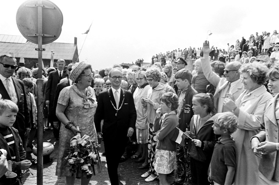 Koningin Juliana in de haven van Den Oever, naast haar burgemeester K.D. Dorsman, Bestanddeelnr 922-5324