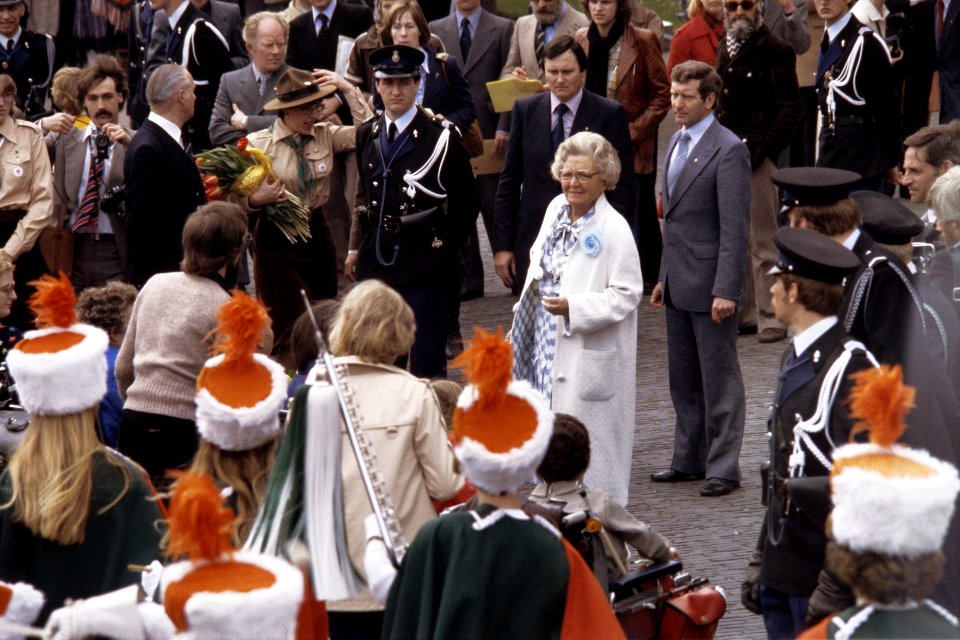 Koningin Juliana in de tuin, Bestanddeelnr 254-9993