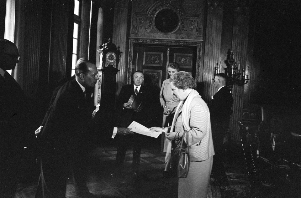 Koningin Juliana krijgt een vaatje groene haring aangeboden, Bestanddeelnr 913-9856