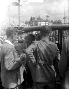 Koningin Juliana in auto in gesprek met Peter Bikker, burgemeester van Kindersta, Bestanddeelnr 904-1397