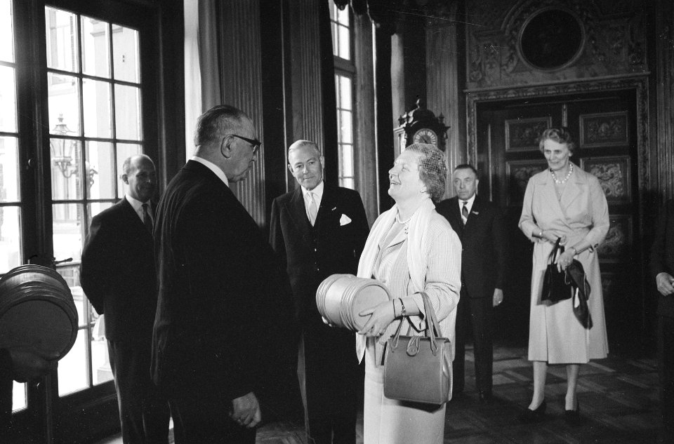 Koningin Juliana krijgt een vaatje groene haring aangeboden, Bestanddeelnr 913-9855