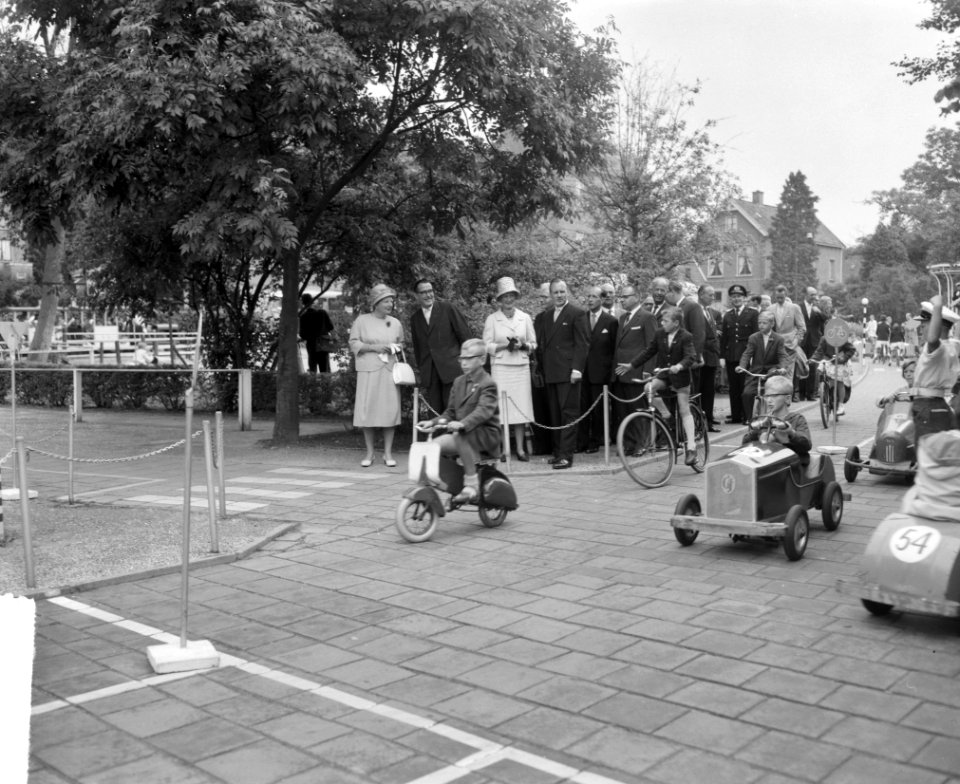 Koningin Juliana in Assen De koningin in het jeugdverkeerspark De Gouverneurst, Bestanddeelnr 912-7472