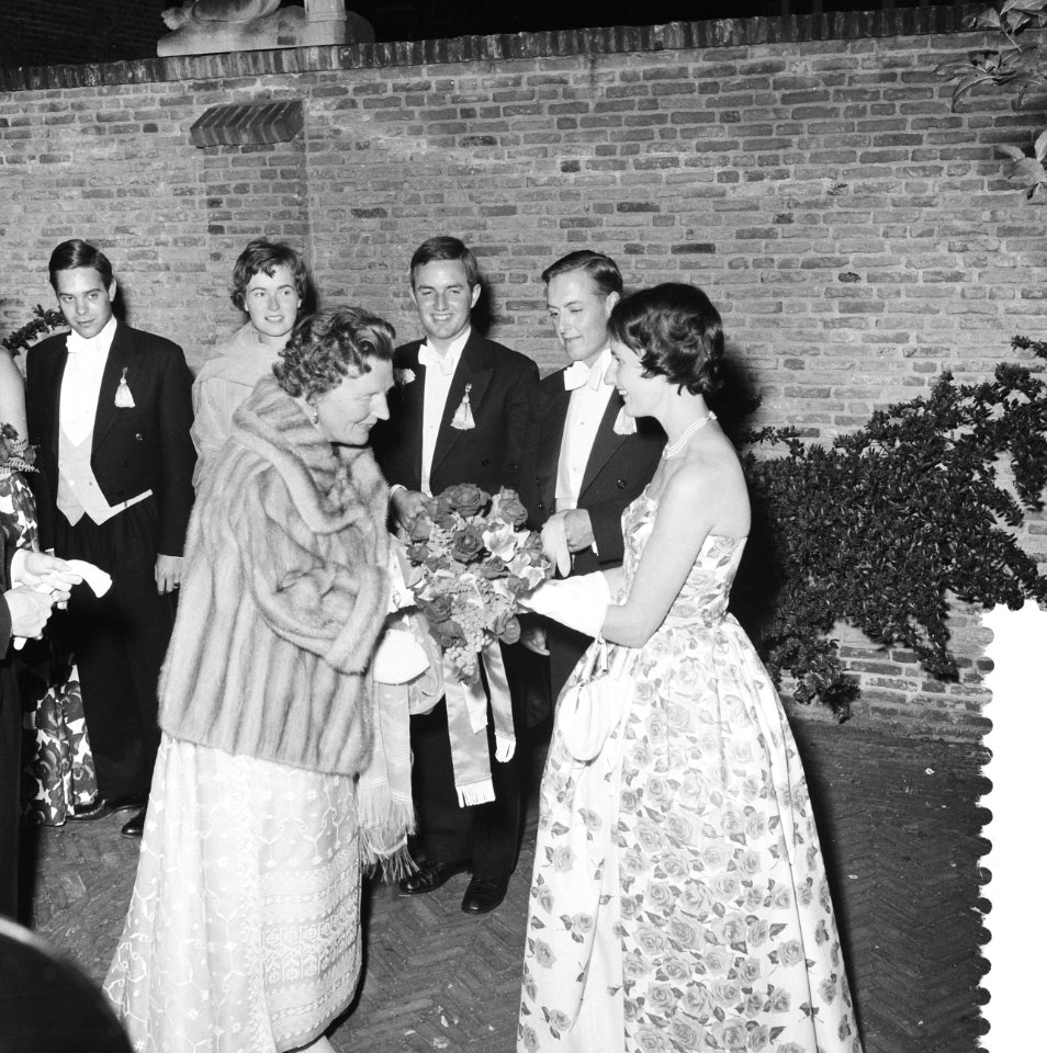 Koningin en prinsessen bij galavoorstelling De waarachtige historie van dokter , Bestanddeelnr 911-3514