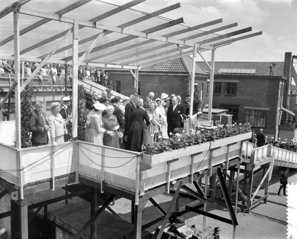 Koningin Juliana laat het schip te water, Bestanddeelnr 910-4083