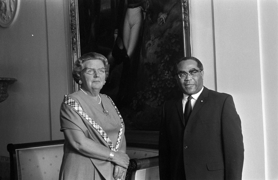 Koningin Juliana heeft op paleis Soestdijk B.M. Leito beëdigd als gouverneur van, Bestanddeelnr 923-6352