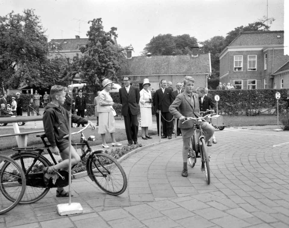 Koningin Juliana in Assen De koningin in het jeugdverkeerspark De Gouverneurst, Bestanddeelnr 912-7467