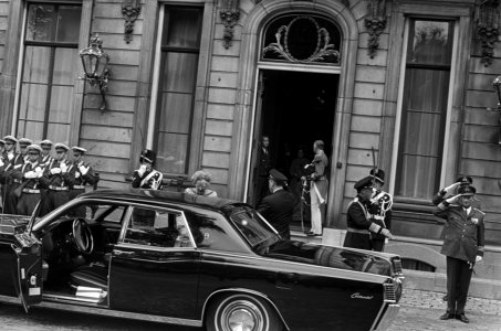 Koningin en prins stappen in een auto na het verlaten van het paleis Lange Voorh, Bestanddeelnr 921-6876