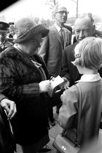 Koningin Juliana krijgt van een meisje een geschenk aangeboden, Bestanddeelnr 923-4379