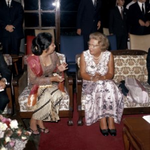 Koningin Juliana in Bandung met de vrouw van de gouverneur van West-Java, Bestanddeelnr 254-9052
