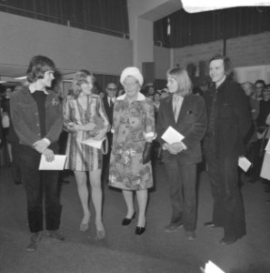 Koningin Juliana in Cultureel Centrum te Tilburg met jonge schilders, Bestanddeelnr 926-4098