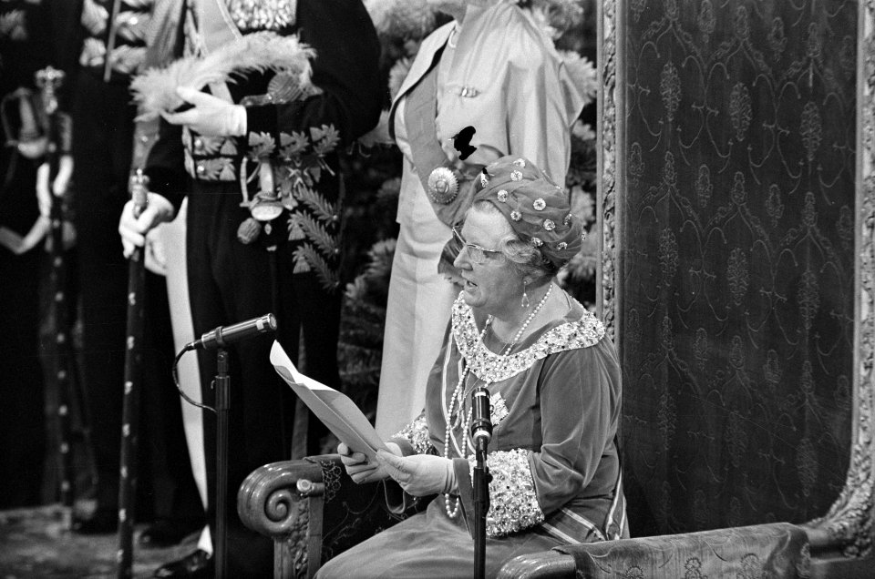 Koningin Juliana leest de troonrede voor, Bestanddeelnr 921-6868