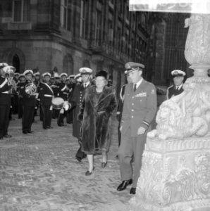 Koningin Juliana en prins Bernhard inspecteren de erewacht, Bestanddeelnr 918-8580