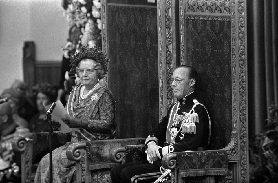 Koningin Juliana leest de troonrede in Ridderzaal, rechts prins Bernhard, Bestanddeelnr 922-7941