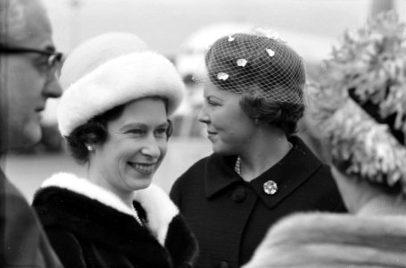 Koningin Elisabeth van Engeland op Schiphol begroet door Prinses Beatrix, Bestanddeelnr 913-8376