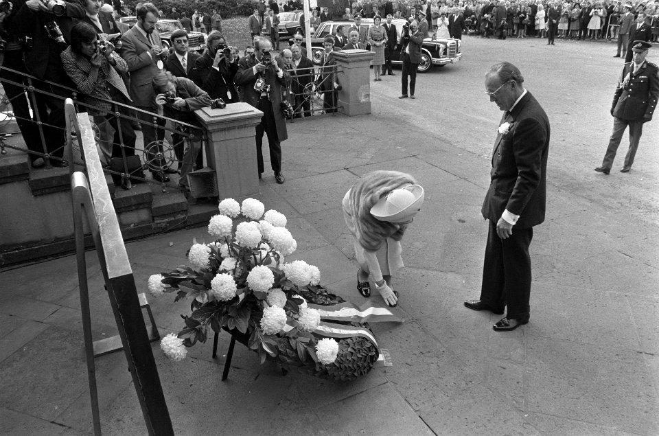 Koningin Juliana en prins Bernhard leggen een krans bij een monument in de Hofga, Bestanddeelnr 925-0781