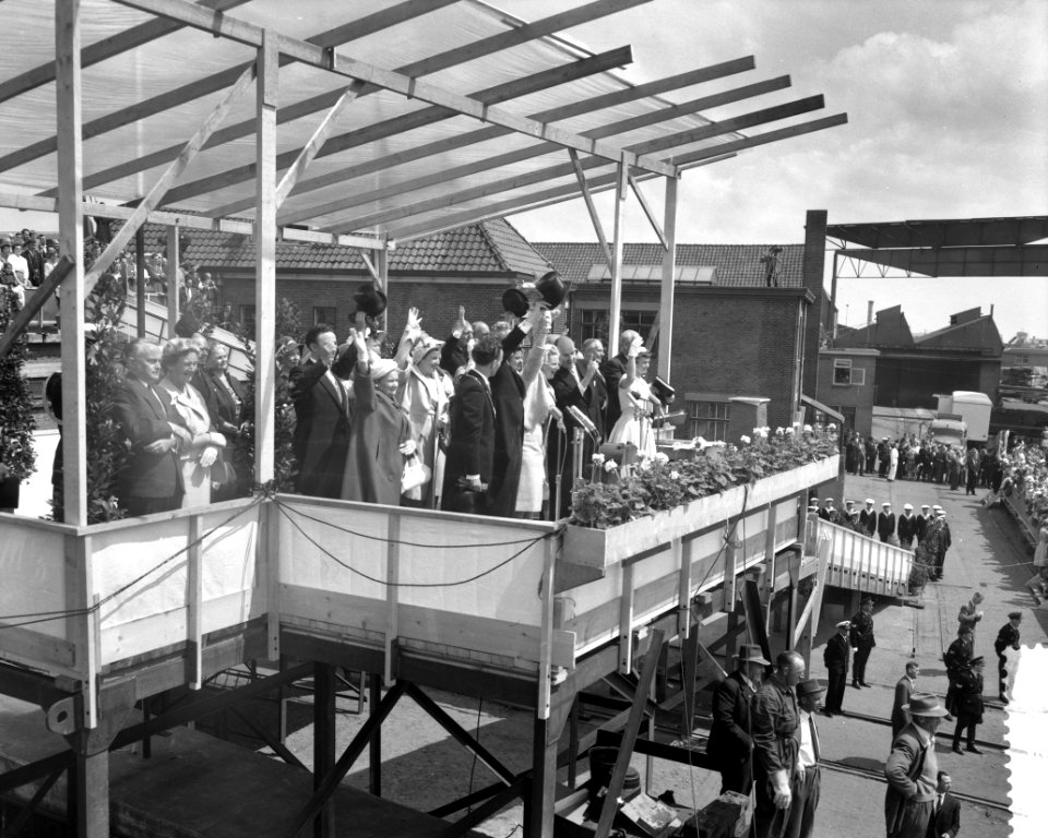 Koningin Juliana laat het schip te water, Bestanddeelnr 910-4088