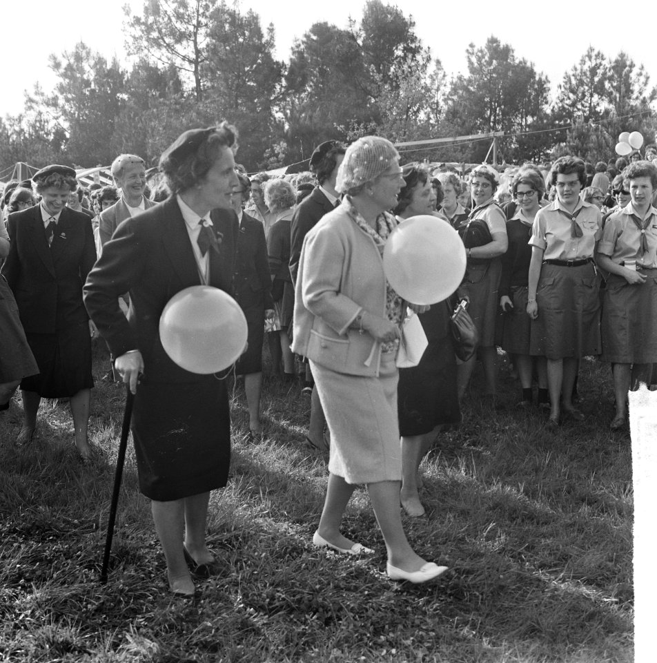 Koningin Juliana heeft een ballon in haar handen, Bestanddeelnr 917-8230
