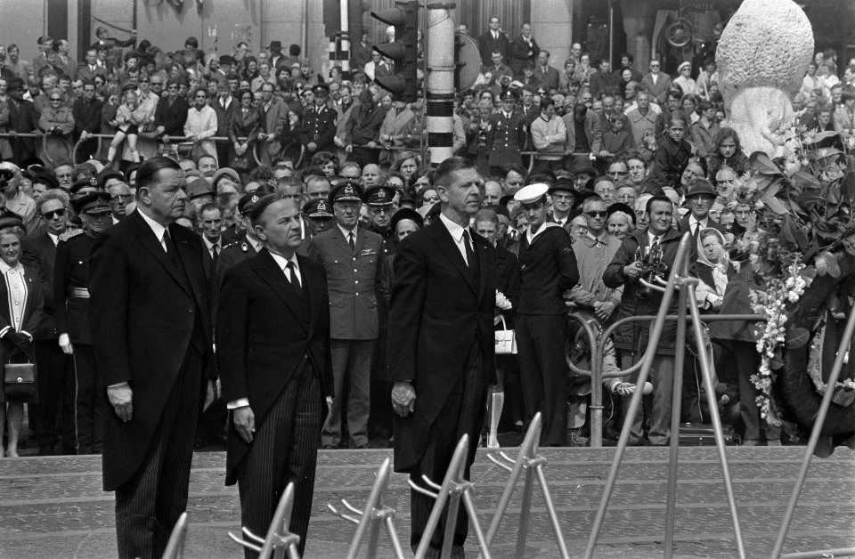Koningin Juliana en prins Bernhard leggen een krans bij het Nationaal Monument o, Bestanddeelnr 923-4955