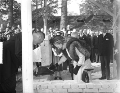 Koningin Juliana legt de eerste steen voor het Nederlands Studenten Sanatorium t, Bestanddeelnr 903-6445