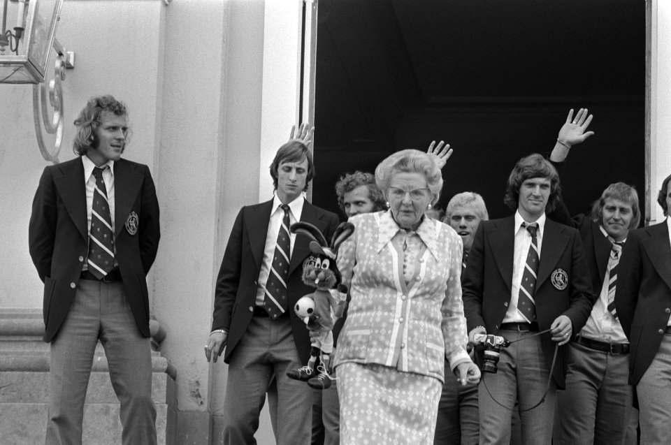 Koningin Juliana, met mascotte, en een deel van de selectie, Bestanddeelnr 927-3156