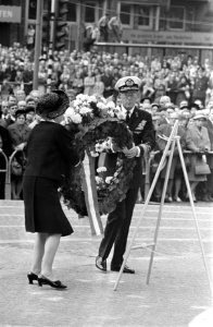 Koningin Juliana en prins Bernhard leggen een krans bij het Nationaal Monument o, Bestanddeelnr 922-3776