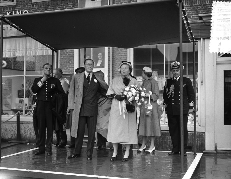 Koningin Juliana en prins Bernhard tijdens het défilé van marinepersoneel in Mid, Bestanddeelnr 906-5452