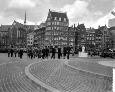 Koningin Juliana en prins Bernhard leggen een krans bij het Nationaal Monument o, Bestanddeelnr 910-3455