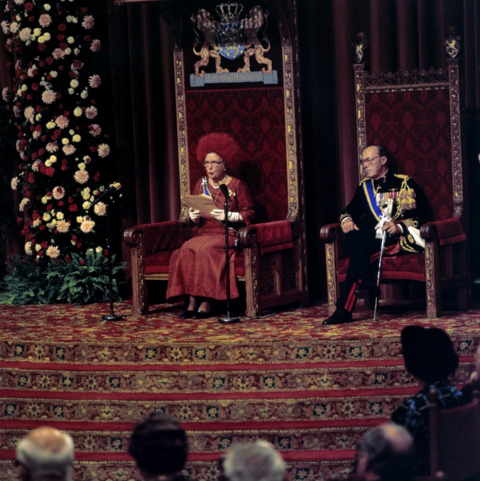 Koningin Juliana leest de troonrede voor, naast haar prins Bernhard, Bestanddeelnr 254-9760