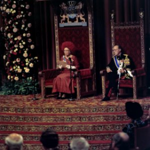 Koningin Juliana leest de troonrede voor, naast haar prins Bernhard, Bestanddeelnr 254-9760