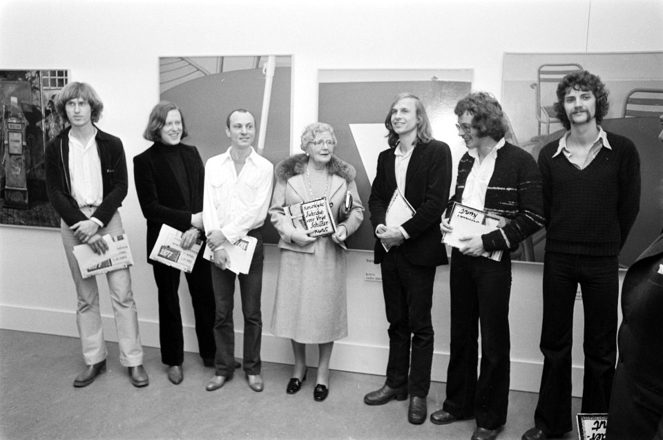 Koningin Juliana, geflankeerd door v.l.n.r. Albert Verkade, John van 't Slot, T…, Bestanddeelnr 929-1446