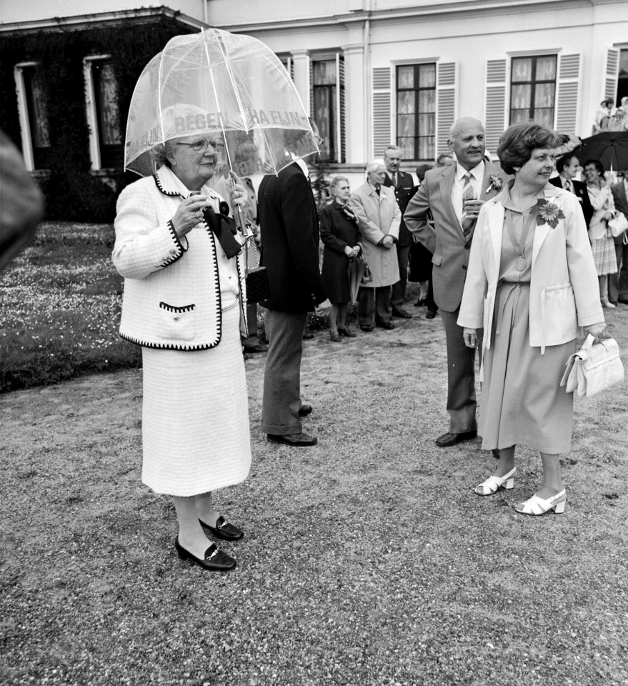 Koningin Juliana met glaasje onder paraplu, Bestanddeelnr 930-2829