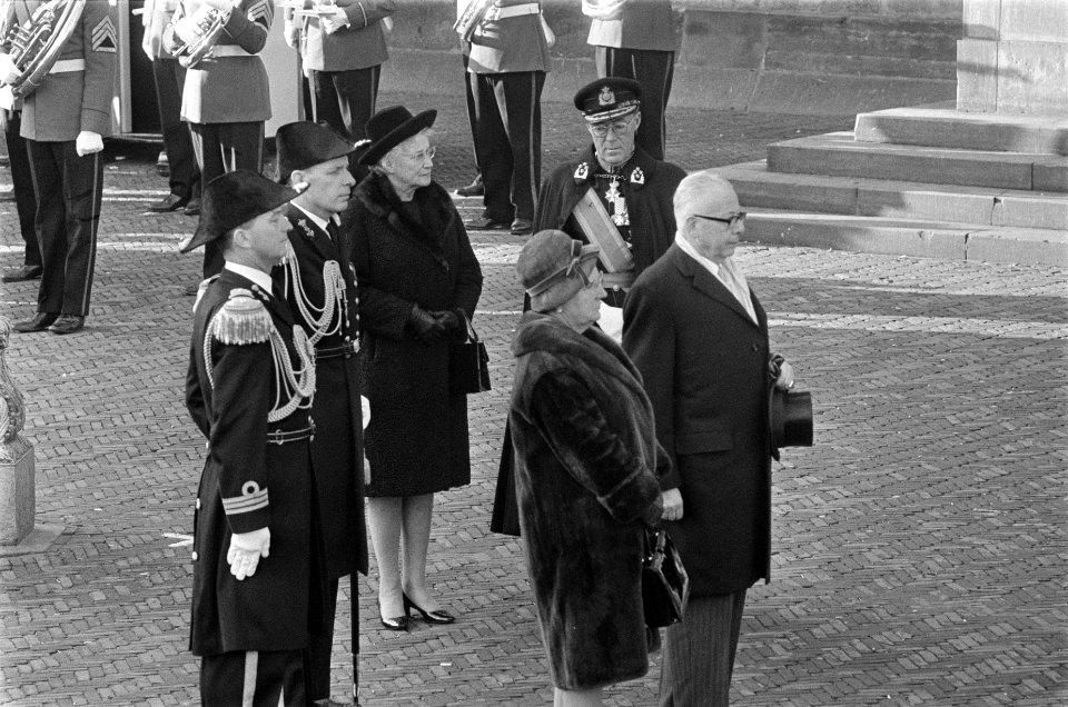 Koningin Juliana, president Heinemann, mevrouw heinemann en prins Bernhard na aa, Bestanddeelnr 923-0085