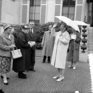 Koningin Juliana groet de ouderen die voorbijtrekken, Bestanddeelnr 911-3991