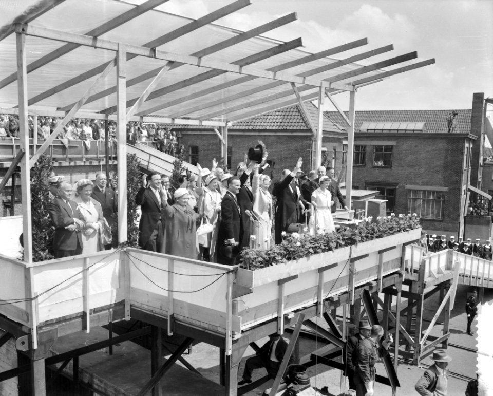 Koningin Juliana laat het schip te water, Bestanddeelnr 910-4087