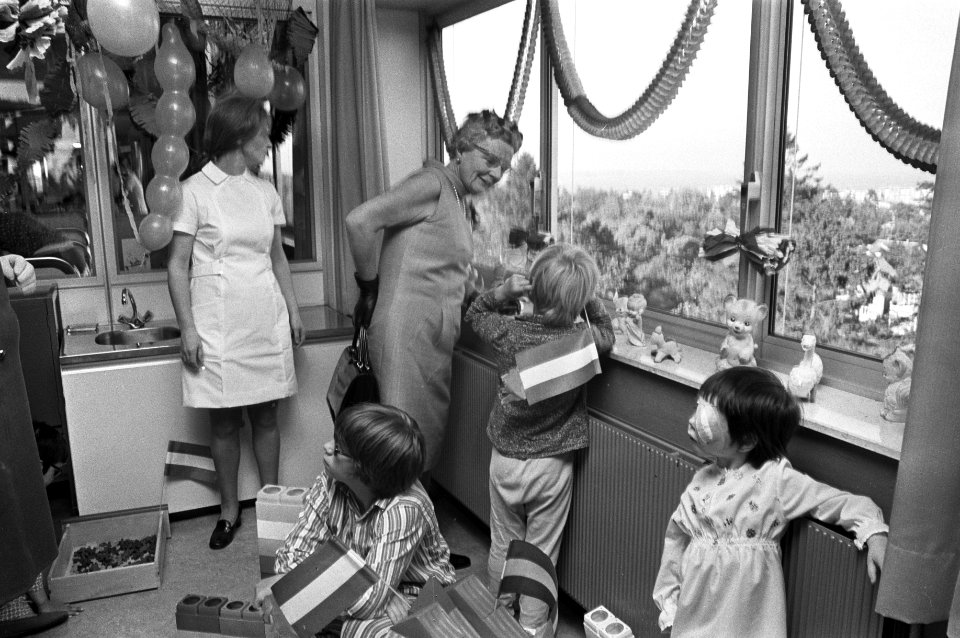 Koningin Juliana met kinderen, Bestanddeelnr 925-9310