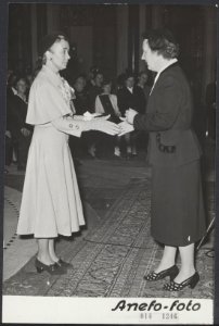 Koningin Juliana heeft in het Koninklijk Paleis op de Dam een aantal posthume on, Bestanddeelnr 014-1246