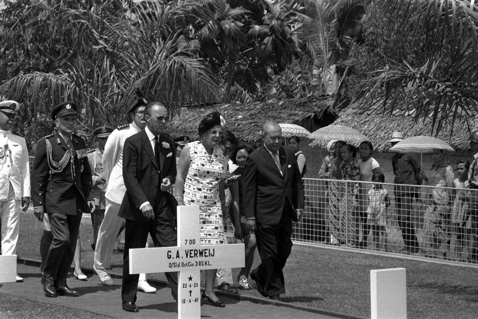 Koningin Juliana en prins Bernhard zullen een krans leggen op het Nederlandse er, Bestanddeelnr 924-8676