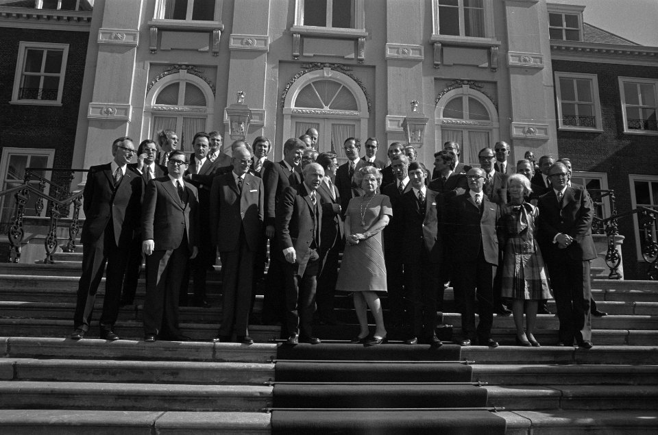 Koningin Juliana met het kabinet Den Uyl op de trappen van het paleis. 1e rij vl, Bestanddeelnr 926-4044