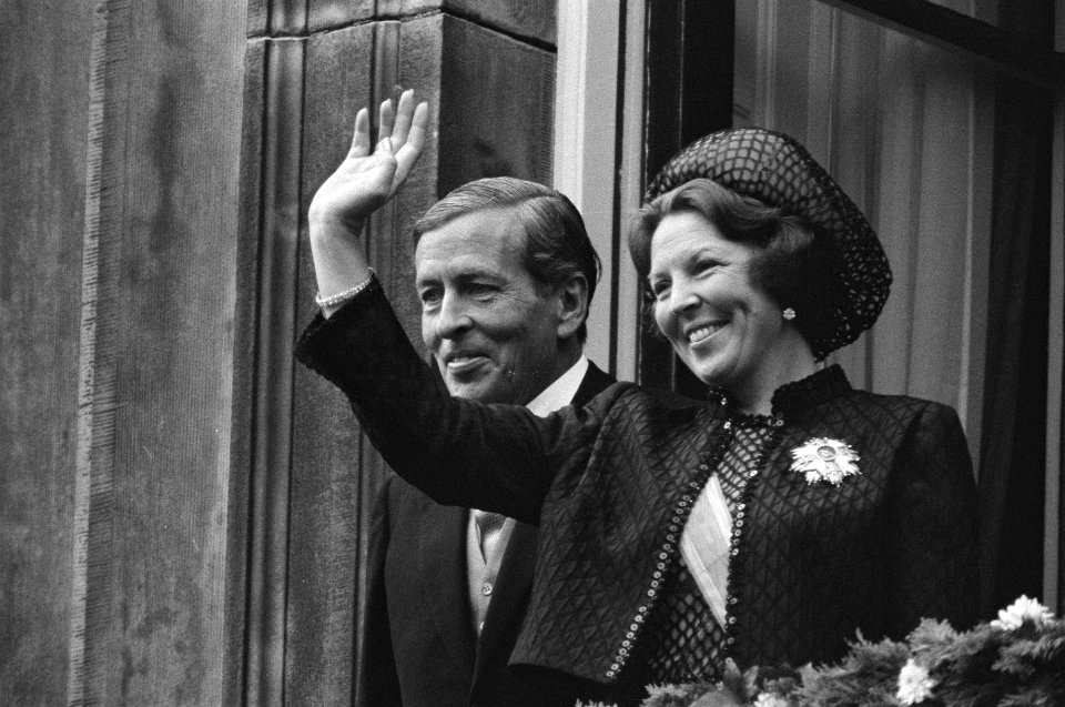 Koningin Beatrix en prins Claus op het balkon van Paleis Lange Voorhout, Bestanddeelnr 932-3353