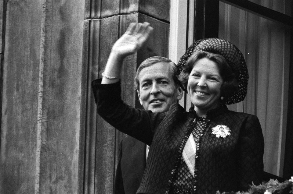 Koningin Beatrix en prins Claus op het balkon van Paleis Lange Voorhout, Bestanddeelnr 932-3352