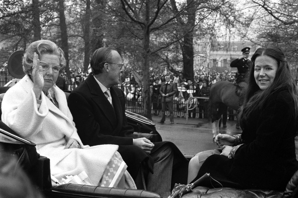Koningin Juliana, prins Bernhard en prinses Christina in een rijtuig, Bestanddeelnr 927-1594